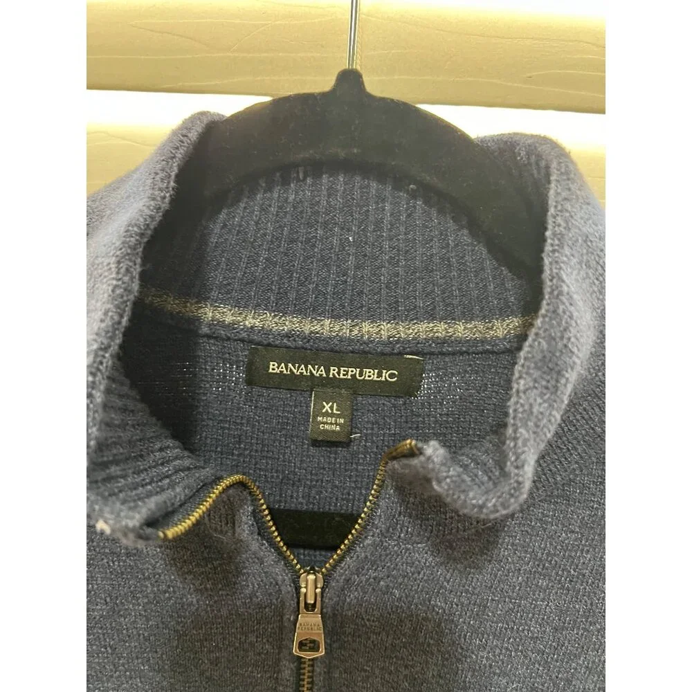 Banana Republic features 	•